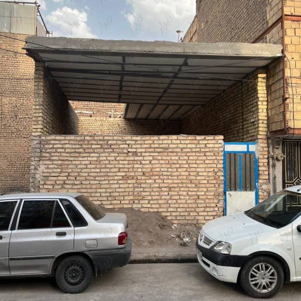 ساختمان نیمه کاره بر ۱۲ متری امام حسن