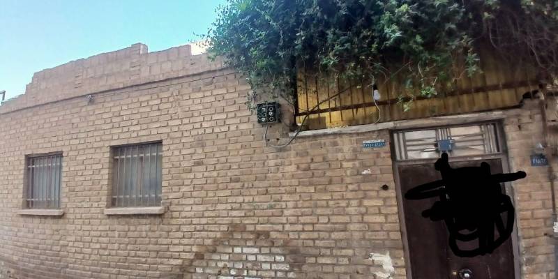                                             خانه نقلی و باصفا نزدیک به حرم با 6متر بر،57متر
                                                                                منزل ویلایی
                                        در انقلاب (چهارمردان) قم