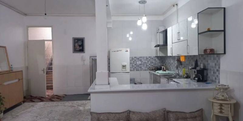                                             خانه ویلایی ۱۳۰ متر گنجوی کوچه ۱۰ متری
                                                                                منزل ویلایی
                                        در شاه ابراهیم قم