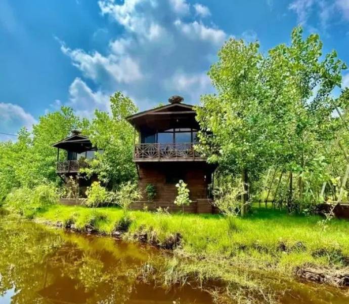 زندگی لوکس در ویلا چوبی دوبلکس همراه با قایق