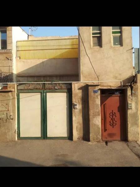                                             فروش مسکونی  ۲ طبقه مجزا    ۴.۸۰۰،۰۰۰.۰۰۰
                                                                                منزل ویلایی
                                        در دروازه چوبی قم
