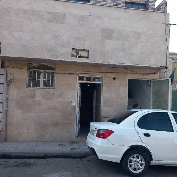                                             منزل دو طبقه ۷۵متر
                                                                                منزل ویلایی
                                        در شهرک امام حسن قم