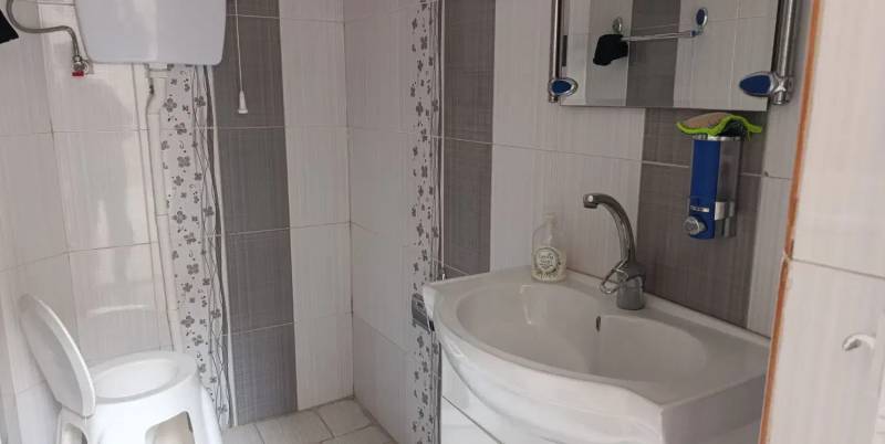                                             یک باب خانه زیرزمینی خوش ساخت
                                                                                منزل ویلایی
                                        در زنبیل آباد قم