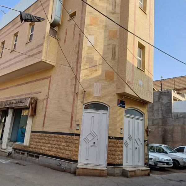                                             منزل تجاری دوطبقه دارای دومغازه
                                                                                منزل ویلایی
                                        در کیوانفر قم