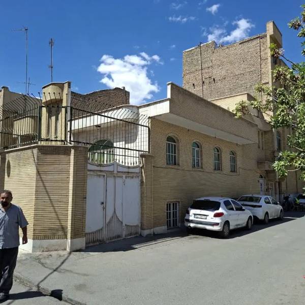                                             ملک ویلایی دو نبش واقع در عطاران
                                                                                منزل ویلایی
                                        در بکایی قم