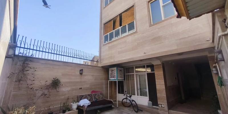                                             ویلایی ، دو واحد سنددار ، همکف مشترک ، هنرستان
                                                                                منزل ویلایی
                                        در قلعه عموحسین قم