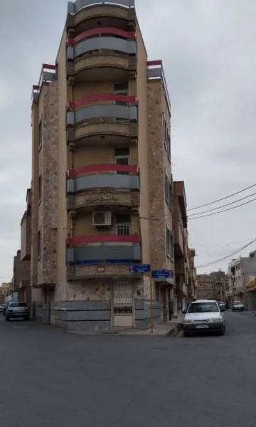                                             فروش خانه مسکونی 3طبقه مجزا روی پیلوت
                                                                                منزل ویلایی
                                        در هفت تیر قم