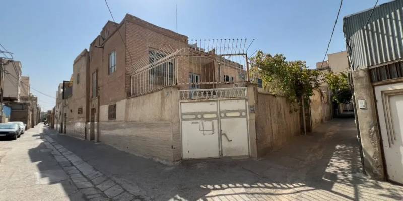                                             خانه ویلایی نزدیک حرم و خیابان اصلی
                                                                                منزل ویلایی
                                        در کیوانفر قم