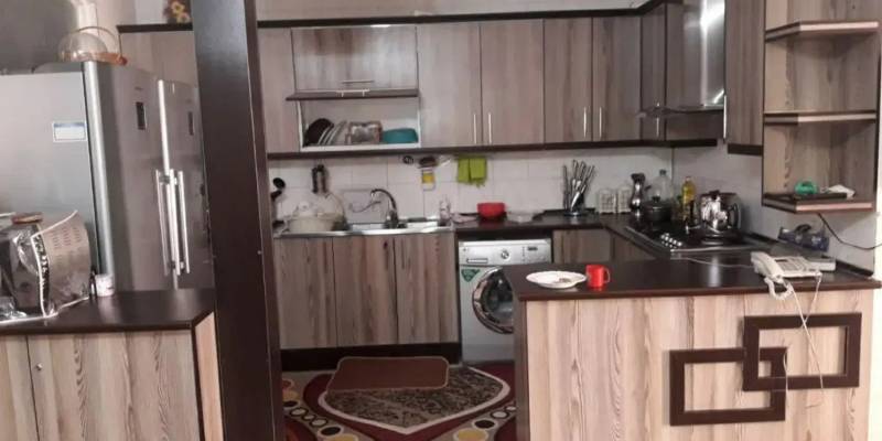 دو طبقه جنوبی ، چند قدمی خیابان